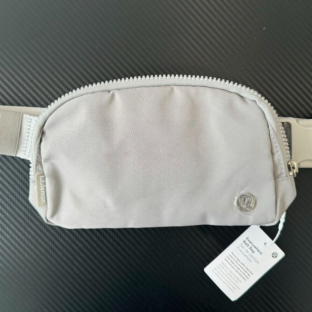Belt Bag Lululemon 1L New w Tag. Silver